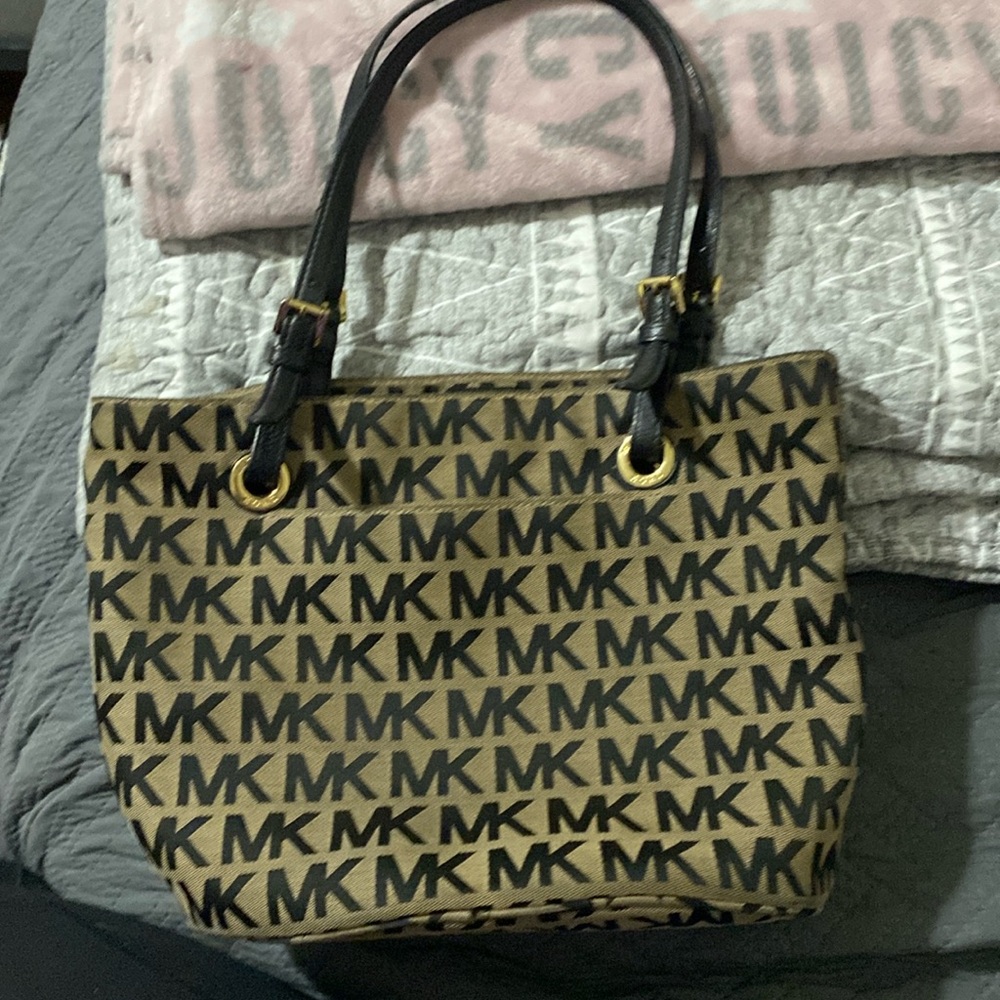 MICHEAL KORS JET SET SIGNATURE TOTE